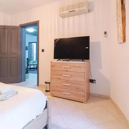 Lejlighed A 2br Maisonette Fully Equipped With Ac In St Julians By 360 Estates *